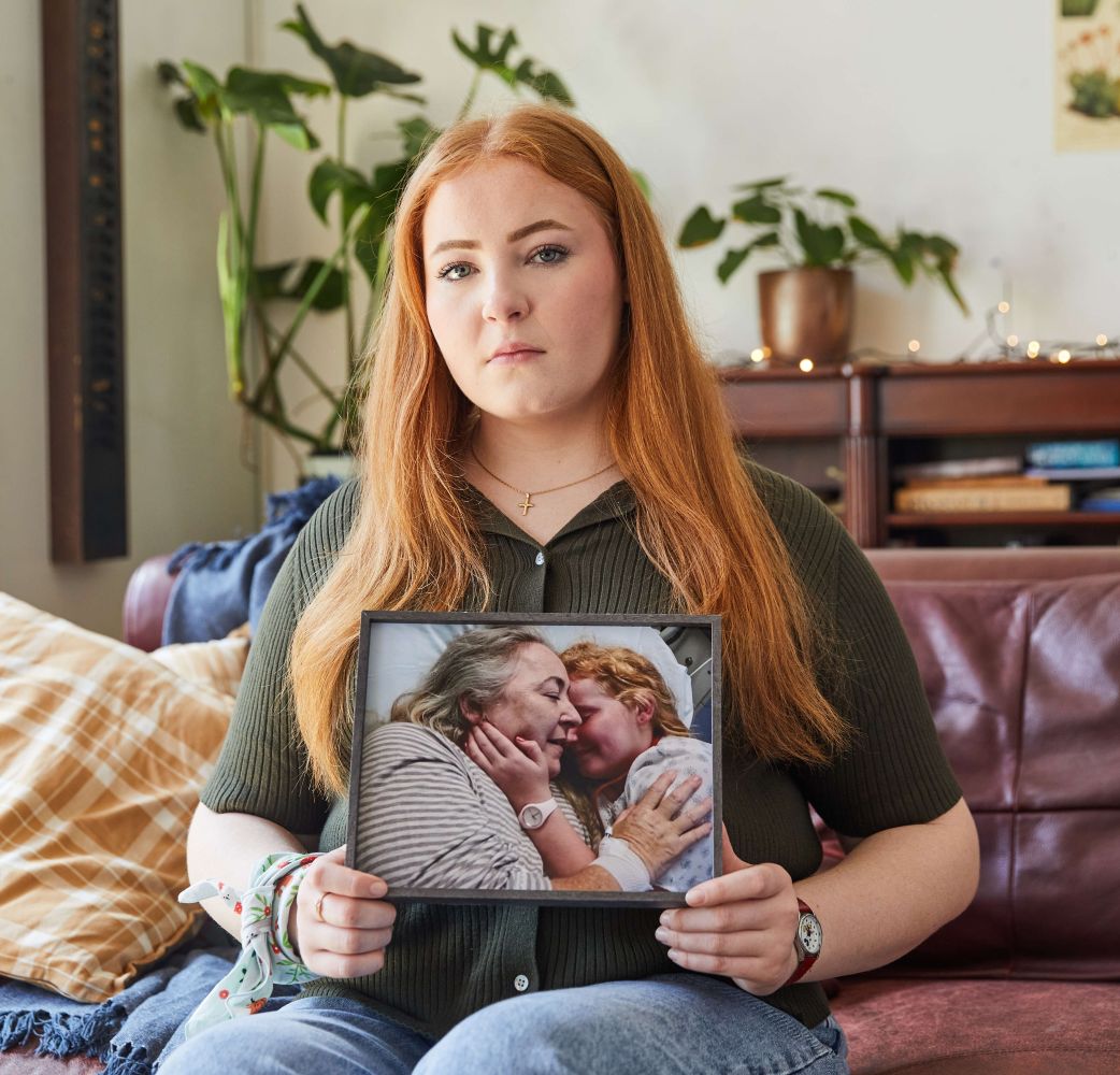 olivia holding a picture of her mum, who she lost to cancer